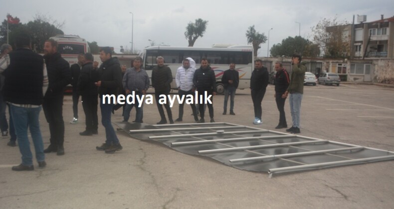 Ayvalık’ta dev güneş paneli otogara uçtu