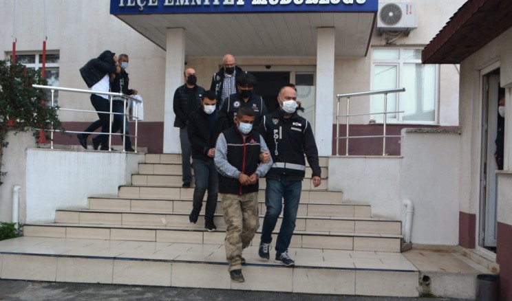 Ayvalık’ta “Cinci Hoca” nitelikli dolandırıcılık suçlamasıyla adli makamlara teslim edildi