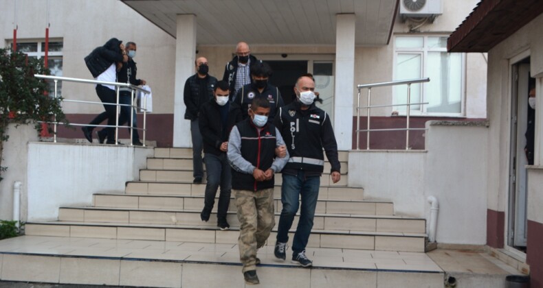 Ayvalık’ta “Cinci Hoca” nitelikli dolandırıcılık suçlamasıyla adli makamlara teslim edildi