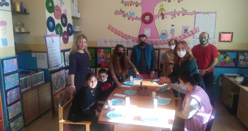 Ayvalık’ta Mehmet Akif’li öğrenciler anlamlı engelli farkındalığı