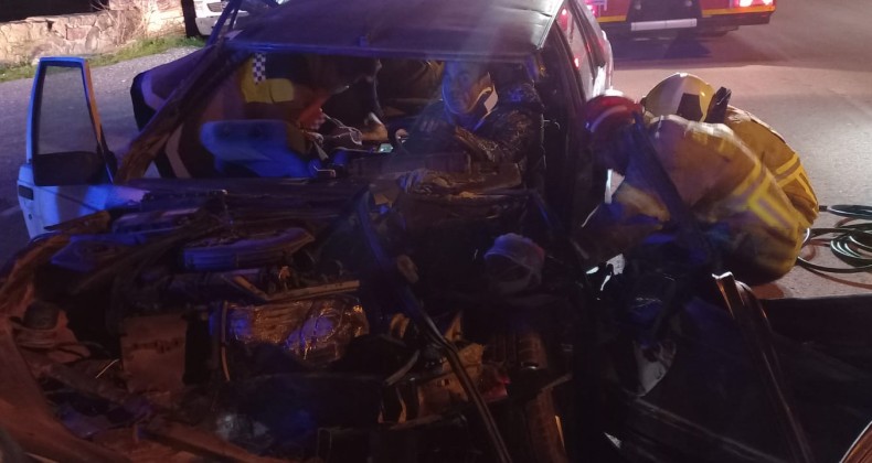 Ayvalık’ta otomobil beton mikserine çarptı; 1 yaralı