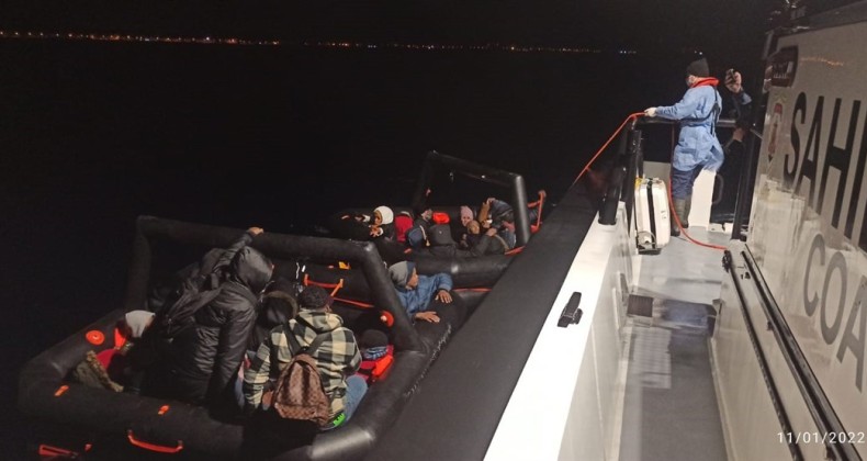 Ayvalık’ta 28 göçmen kurtarıldı