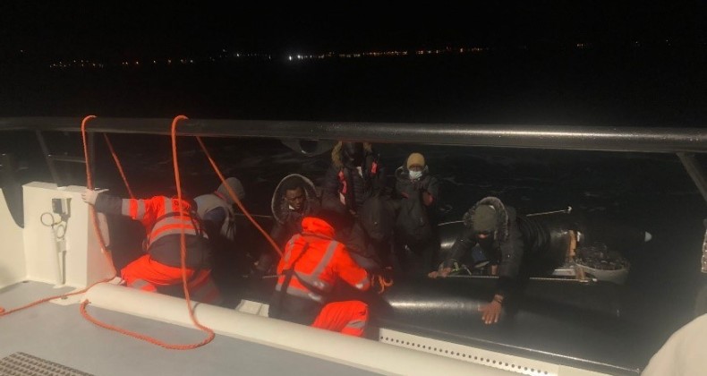 Ayvalık’ta 10 düzensiz göçmen kurtarıldı