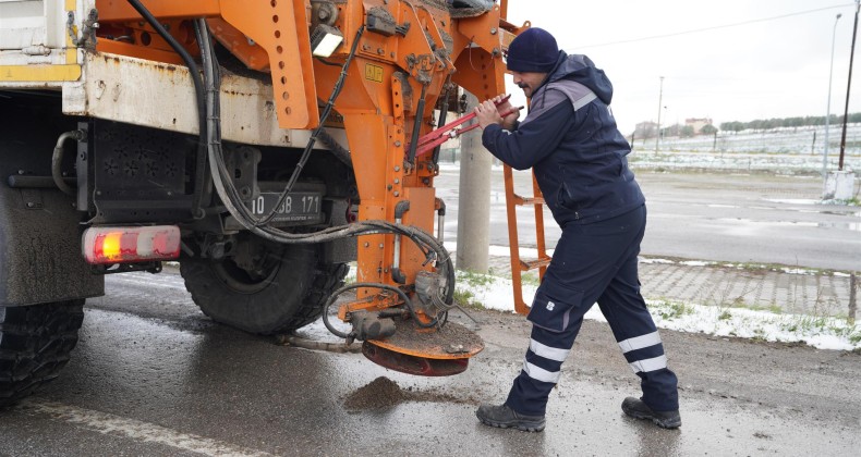 Büyükşehir ekipleri 7/24 kar mesaisinde
