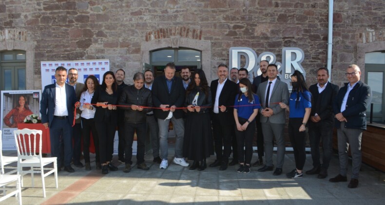 D&R 217. mağazasını başarılı oyuncu Ayşe Tolga’nın katılımı ve müzik dinletisiyle açtı