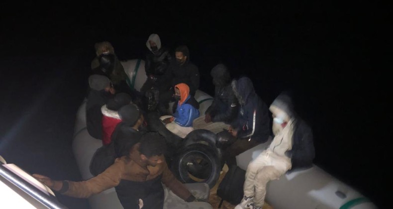 Ayvalık’ta Türk karasularına itilen 58 göçmen kurtarıldı