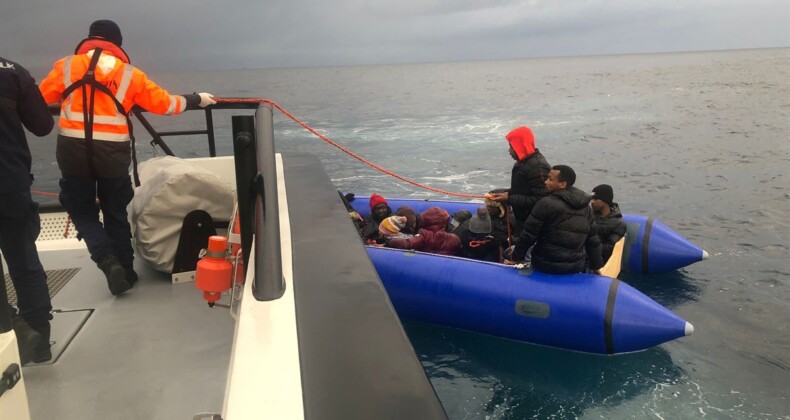 Ayvalık’ta 17 göçmen kurtarıldı
