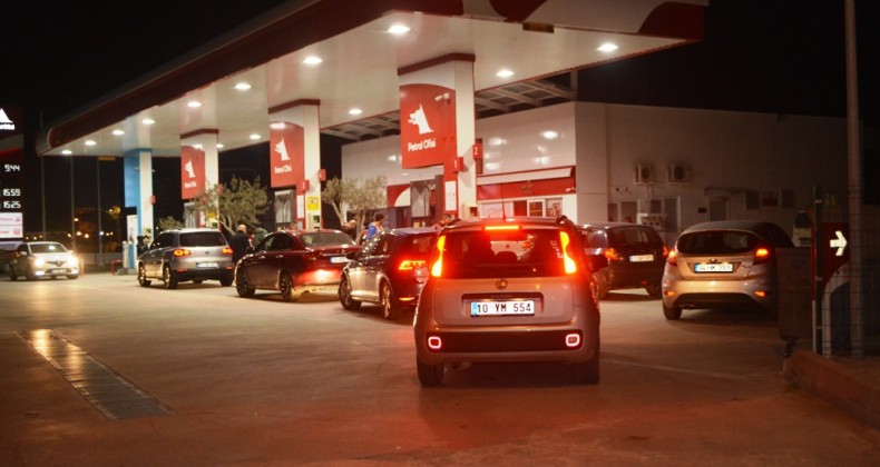 Ayvalık’ta akaryakıt kuyrukları oluştu