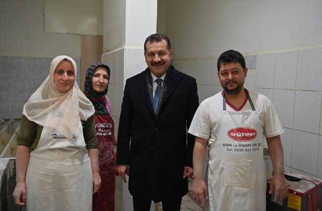 Başkan Yılmaz halk ve esnafla buluşmaktan vazgeçmiyor