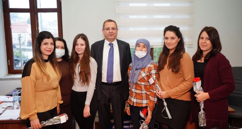 AYVALIK BELEDİYE BAŞKANI MESUT ERGİN: BİR TEBESSÜMÜYLE TÜM DÜNYAYI GÜZELLEŞTİREN KADINLARA SELAM OLSUN