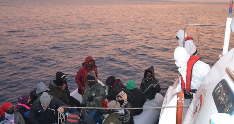 Ayvalık’ta 26 düzensiz göçmen kurtarıldı
