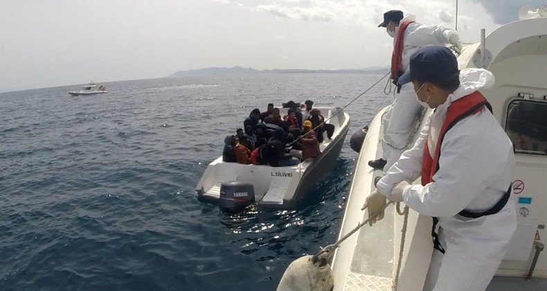 Ayvalık’ta Sahil Güvenlik 30 göçmeni kurtardı