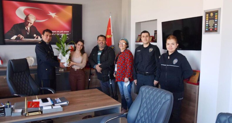 Ayvalıklı gazetecilerden emniyet müdürlüğüne çiçekli jest