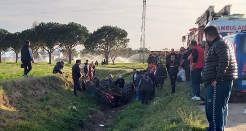 Yol kenarındaki drenaj kanalına devrilen traktörün altında kaldı