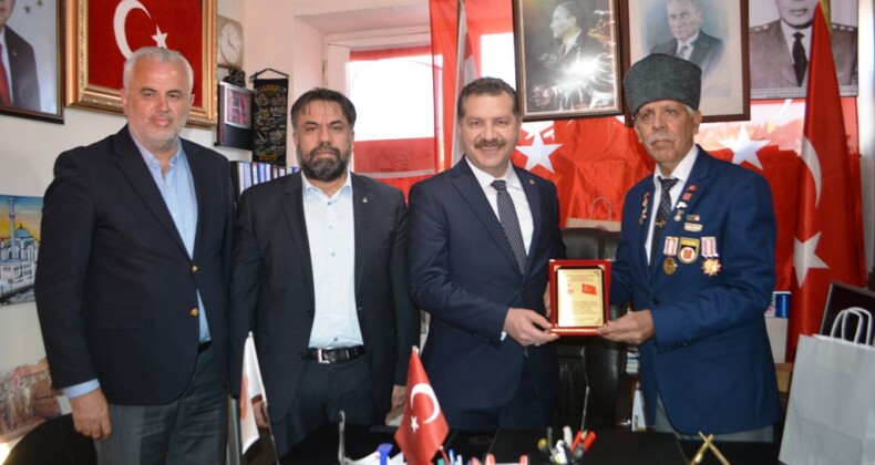 Ayvalık’ta Başkan Yılmaz ve AK Partililer gazilerle şehit yakınlarını unutmadı