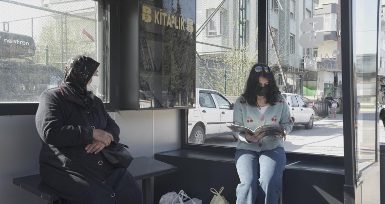 Büyükşehir durakları kütüphaneye dönüştürüyor