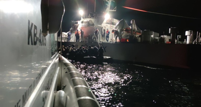 Ayvalık’ta 33 göçmen kurtarıldı