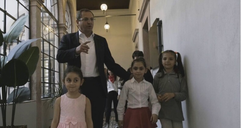 Ayvalık Belediyesi’ni çocuklar ele geçirdi