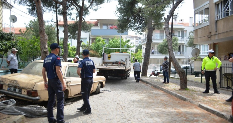 Ayvalık’ta cadde ve sokaklar hurda araçlardan temizleniyor
