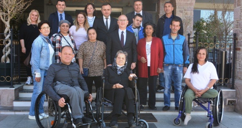 Ayvalık’ta Kaymakam Yaman’dan engellilere kahvaltılı jest