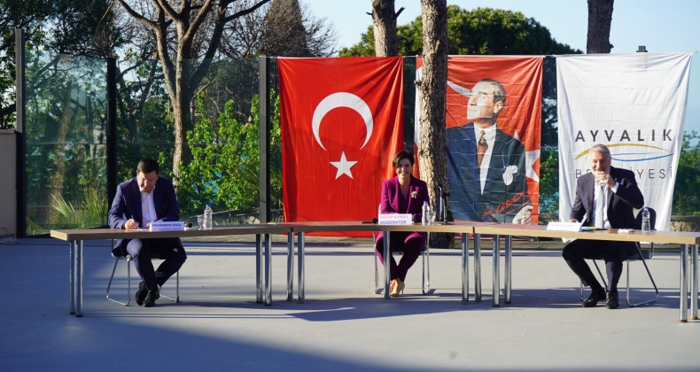 Ayvalık’ta “Güçlendirilmiş Parlamenter Sistem” masaya yatırıldı