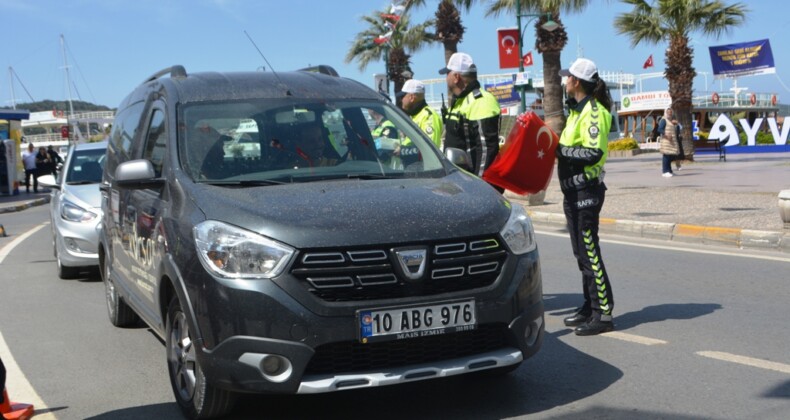 Ayvalık’ta polis ve jandarma trafik ekiplerinden sürücülere anlamlı farkındalık