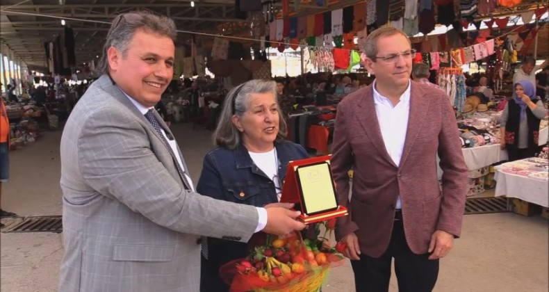 Ayvalık’ta sebze ve meyvecilerle Başkan Ergin anneleri unutmadı