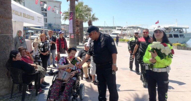 Ayvalık polisi engellilerin yanında…
