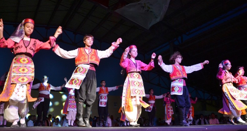 Ayvalık’ta halk dansları festivali coşkusu