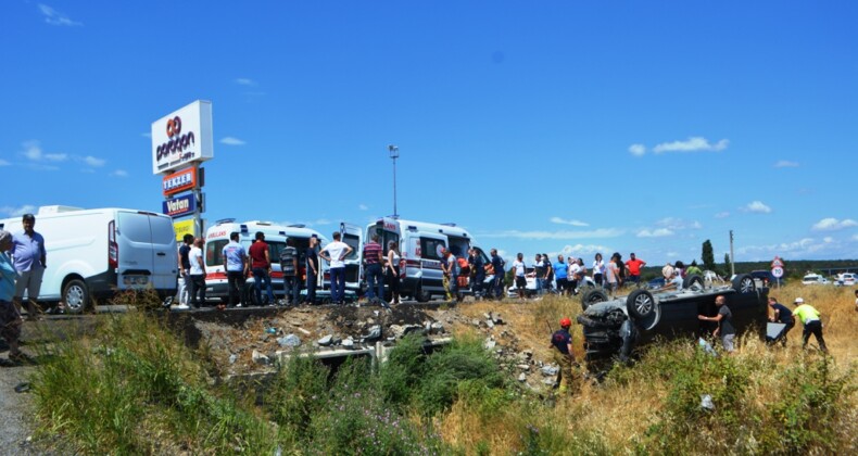 Ayvalık’ta 2 panelvan çarpıştı 5 kişi yaralandı