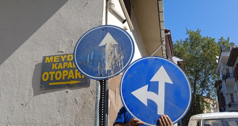 Ayvalık’ta işaret levhalarına spreyli bela
