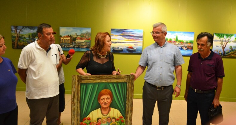 Ressam Mualla Demir 5. kişisel sergisini Ayvalık’ta açtı