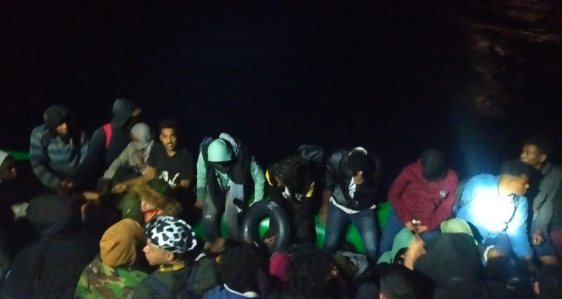 Ayvalık’ta Türk karasularına itilen 45 göçmen kurtarıldı