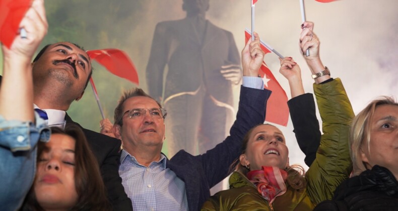 AYVALIK’TA BİNLERCE VATANDAŞ FENER ALAYINDA BULUŞTU