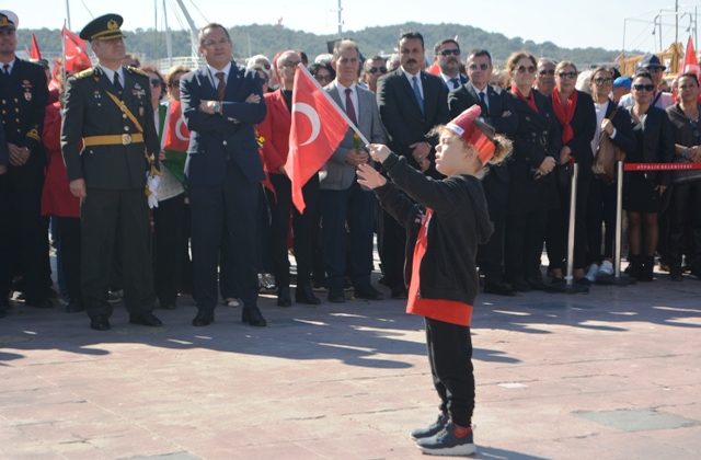 Ayvalık’ta Cumhuriyet Bayramı etkinlikleri Cumhuriyet Yürüyüşü ile başladı