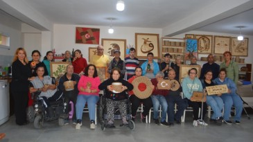 AYVALIK’TA ENGELLİLER ZEYTİN ÇEKİRDEKLERİNİ SANATLA BULUŞTURDU