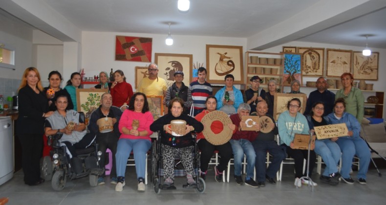 AYVALIK’TA ENGELLİLER ZEYTİN ÇEKİRDEKLERİNİ SANATLA BULUŞTURDU