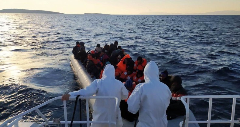 AYVALIK’TA 41 GÖÇMEN YAKALANDI