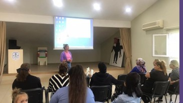 AYVALIK’TA AİLE OKULU EĞİTİMLERİ TÜM HIZIYLA SÜRÜYOR
