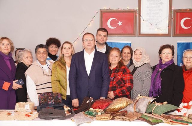 ERGİN ÇİFTİ YENİ YIL HEDİYELERİNİ MAHALLE EVLERİ YILBAŞI PAZARINDAN SEÇTİ