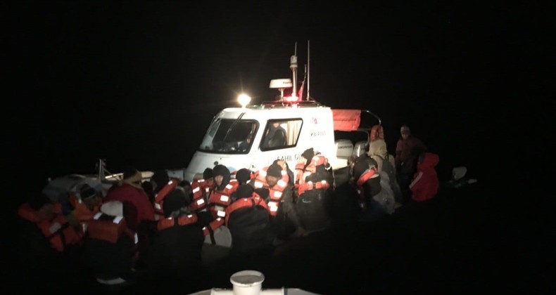 AYVALIK AÇIKLARINDA 42 GÖÇMEN KURTARILDI