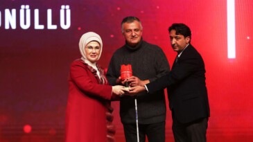 EMİNE ERDOĞAN’DAN MEDYA AYVALIK MUHABİRİ TUNCEL’E ÖDÜL