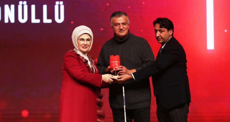 EMİNE ERDOĞAN’DAN MEDYA AYVALIK MUHABİRİ TUNCEL’E ÖDÜL