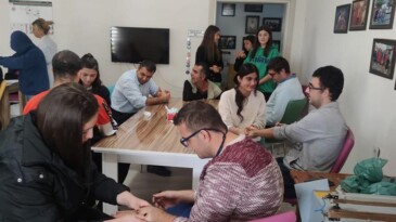 AYVALIK BELEDİYESİ YAŞLI BAKIMEVİ VE ÖZEL ÇOCUKLAR EĞİTİMEVİ’NDE ANLAMLI BİR SOSYAL SORUMLULUK PROJESİ