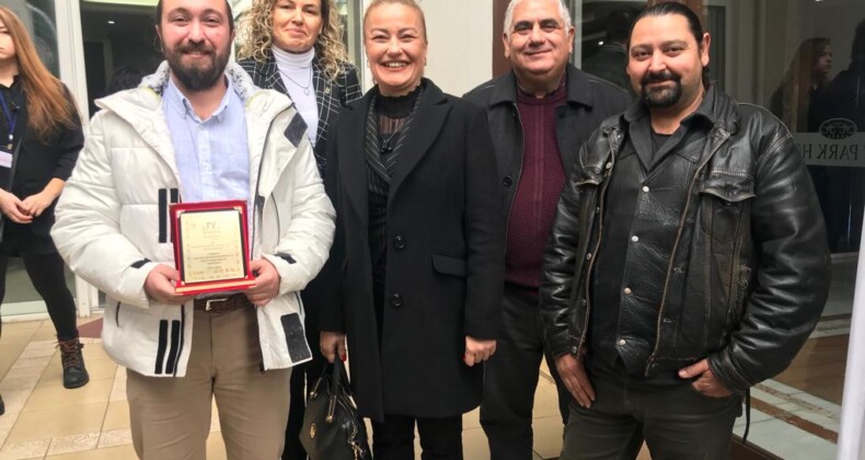 Ayvalık’ta ATO’dan genç işadamı Kandiye’ye plaket