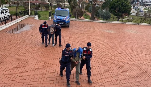 AYVALIK VE DİKİLİ’DE İNSAN KAÇAKÇILIĞI YAPAN 2 KİŞİ TUTUKLANDI