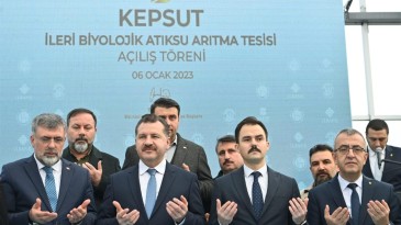 -ARITTIĞI SUDA AKVARYUM BALIĞI BESLENİYOR
