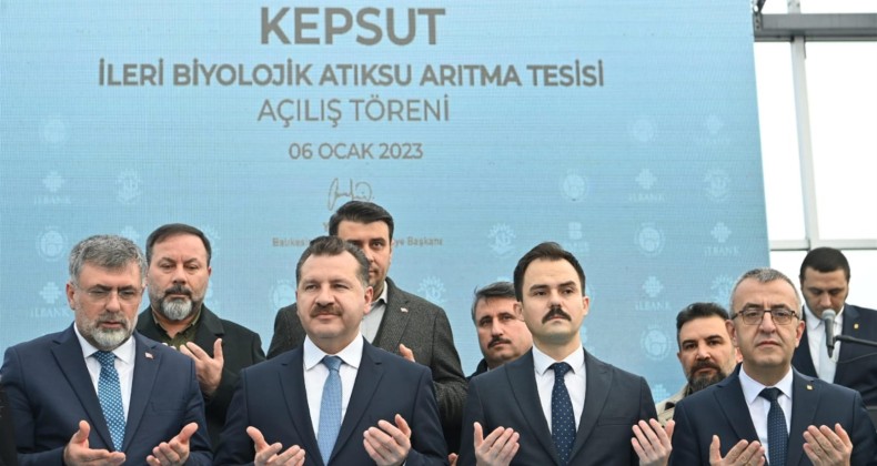 -ARITTIĞI SUDA AKVARYUM BALIĞI BESLENİYOR