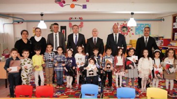 KAYMAKAM YAMAN VE BAŞKAN ERGİN MİNİKLERİN KARNE HEYECANINI PAYLAŞTI