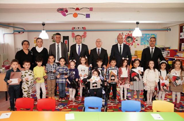 KAYMAKAM YAMAN VE BAŞKAN ERGİN MİNİKLERİN KARNE HEYECANINI PAYLAŞTI